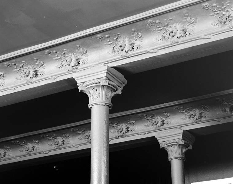 Le théâtre, détail des colonnes en fonte supportant le balcon. Prise de vue antérieure à la campagne de restauration de 1994. [3e casino].