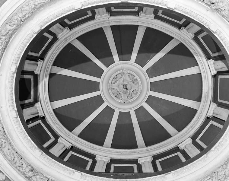 Le grand vestibule, vue de la coupole ovale. Prise de vue antérieure à la campagne de restauration de 1994. [3e casino].