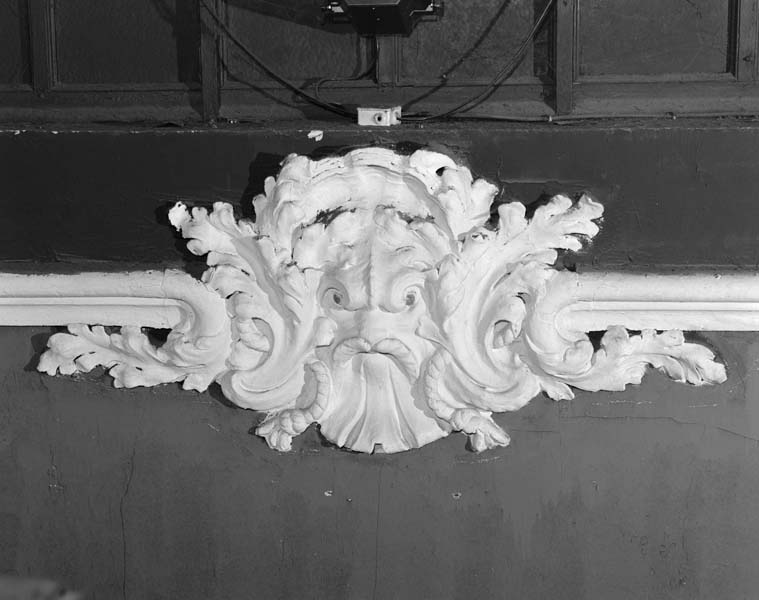 Le grand vestibule, détail de la table du mur méridional. Prise de vue antérieure à la campagne de restauration de 1994. [3e casino].