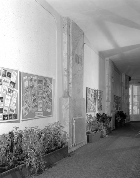 'Le théâtre, vue de la partie inférieure d''un pilastre du mur est. Prise de vue antérieure à la campagne de restauration de 1994. [3e casino].'