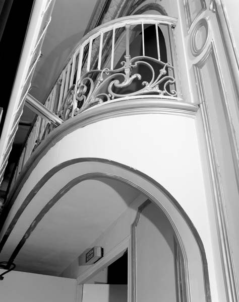 La salle de jeu orientale, vue du balcon des musiciens. Prise de vue antérieure à la campagne de restauration de 1994. [3e casino].