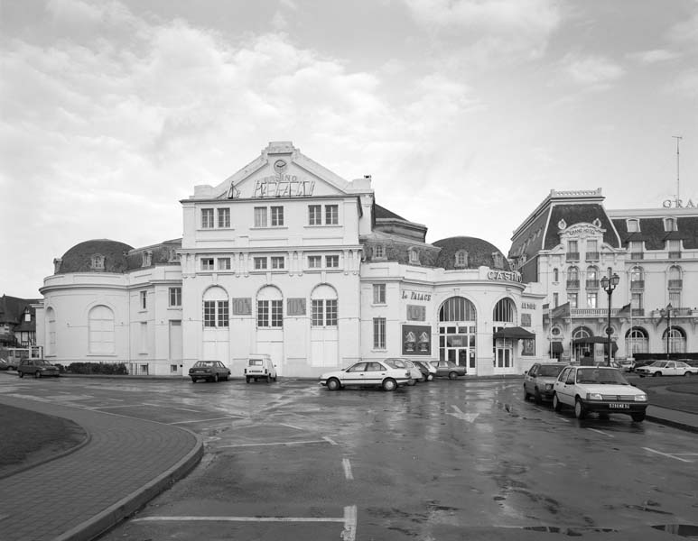 'Vue d''ensemble du casino du côté des jardins prise du sud. Prise du vue antérieure à la campagne de restauration de 1994. [3e casino].'