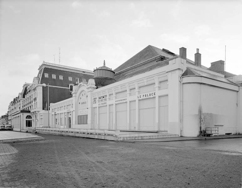 'Vue d''ensemble du casino du côté de la mer prise du nord-ouest. Prise de vue antérieure à la campagne de restauration de 1994. [3e casino].'