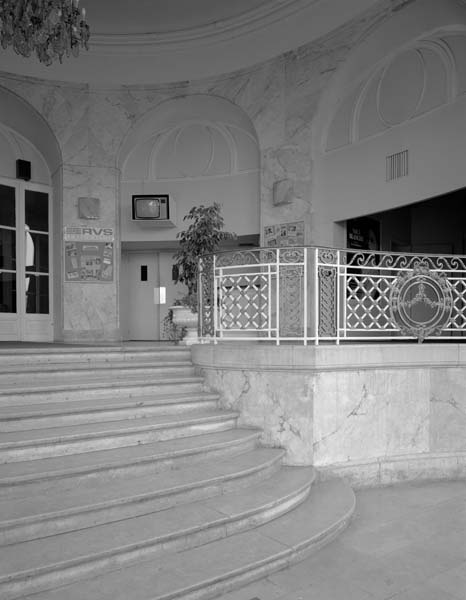 'La rotonde sud-est, vue d''ensemble du vestibule. Prise de vue antérieure à la campagne de restauration de 1994. [3e casino].'