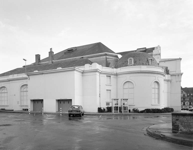 'Vue du casino du côté de l''avenue Prempain André prise du sud-ouest. Prise de vue antérieure à la campagne de restauration de 1994. [3e casino].'