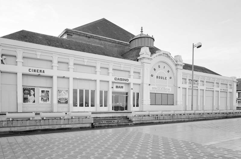 'Vue d''ensemble du casino du côté de la mer prise du nord-est. Prise de vue antérieure à la campagne de restauration de 1994. [3e casino].'