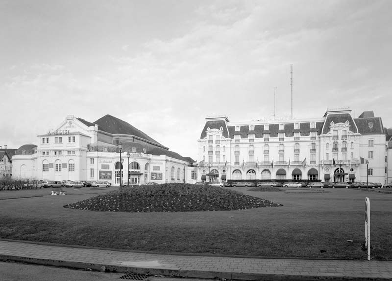 'Vue d''ensemble du casino et du Grand Hôtel du côté des jardins prise du sud-est. Prise du vue antérieure à la campagne de restauration de 1994. [3e casino].'