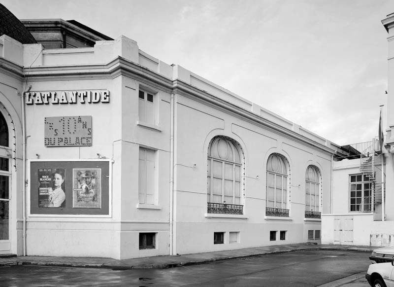 Vue de la façade orientale prise du sud-est. Prise de vue antérieure à la campagne de restauration de 1994. [3e casino].