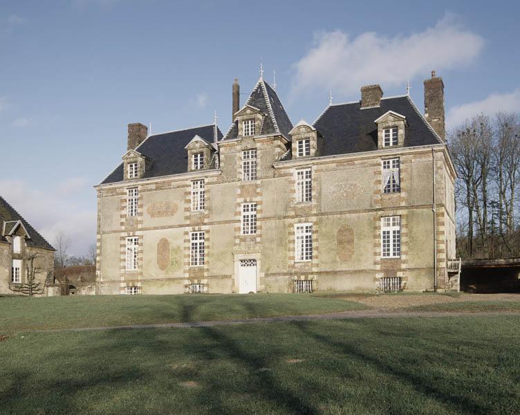 Château, logis, façade principale, côté ouest.