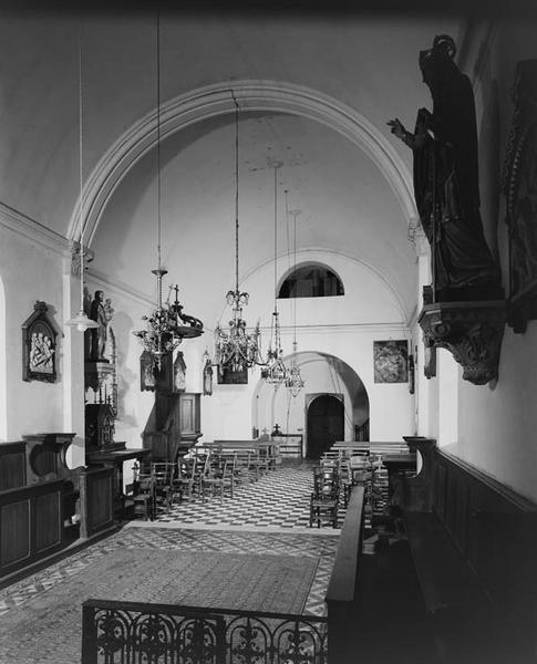 Vue intérieure prise du choeur vers la nef.