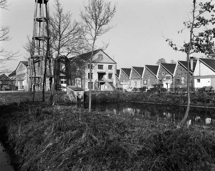 Chateau d'eau, magasin industriel, bureaux et ateliers de fabrication, vue prise du sud.
