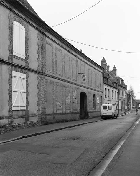 Elévation sur rue. Vue prise du sud.