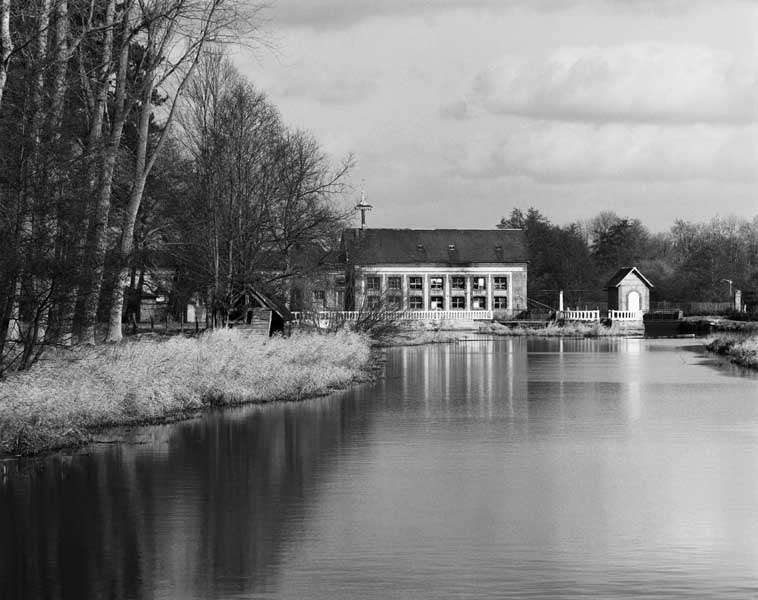 Bâtiment d'eau, atelier de fabrication et canal, vue prise du sud-ouest.