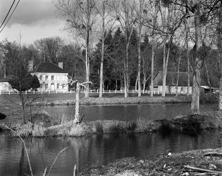 Logement de contremaître et canal, vue prise du sud.