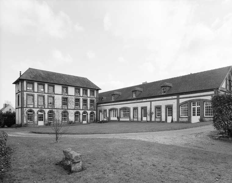 Atelier de fabrication et logement d'ouvriers, vue prise de l'ouest.