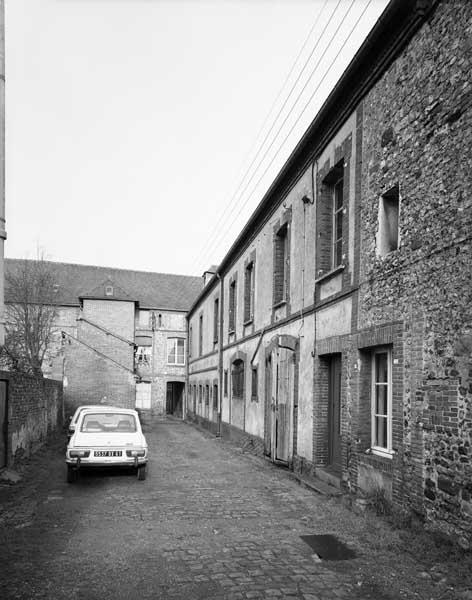 Logement d'ouvriers et remises. Elévation sur cour. Vue prise du sud.