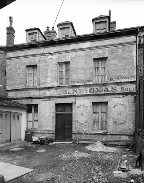 Logement patronal et magasin. Vue prise du nord-ouest.