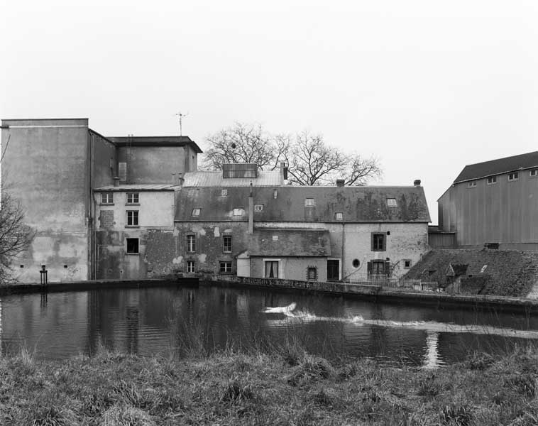 Bassin de retenue et atelier de fabrication, vue prise de l'est.