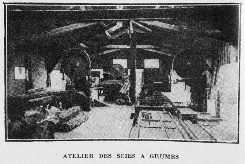 Atelier des scies à grumes.- Photographie ancienne, tirée de : L'Illustration économique et financière, 1927, n°2, p. 56.
