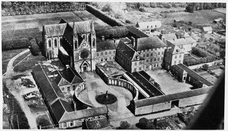 La chocolaterie de l'abbaye de Tinchebray. Vue d'ensemble.- Photographie ancienne, Combier, tirée de : IVéme Region Economique, Basse Normandie, Chambres de Commerce, année 1955-1956, n°58.
