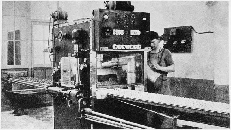 Enrobeuse : production horaire, 25000 pièces.- Photographie ancienne, tirée de : IVéme Region Economique, Basse Normandie, Chambres de Commerce, année 1955-1956, n°58.