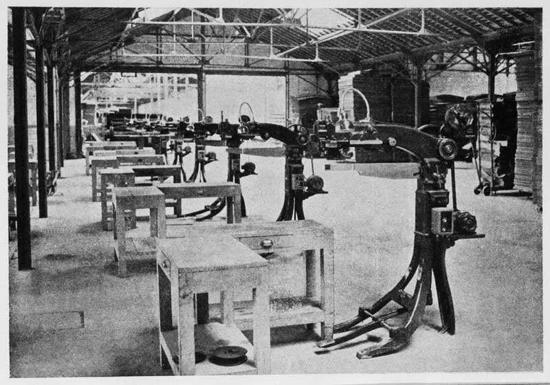 Les ateliers.- Photographie ancienne, tirée de : IVéme Region Economique, Basse Normandie, Chambres de Commerce, année 1955-1956, n°58.