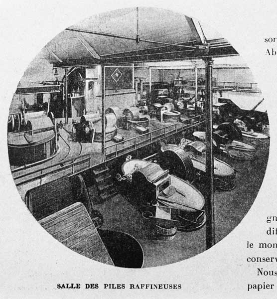 Salle des piles raffineuses.- Photographie ancienne, tirée de : L'Illustration économique et financière, 1927, n°2, p. 68.