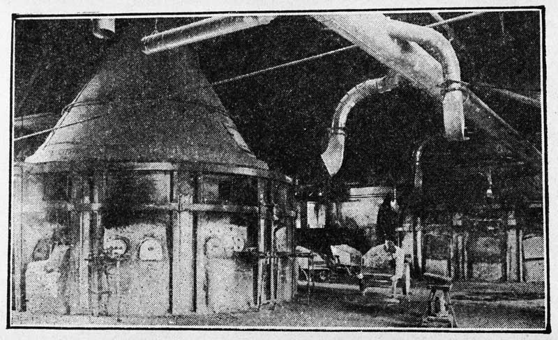 Les fours de la verrerie.- Photographie ancienne, tirée de : L'Illustration économique et financière, 1927, n°2, p. 78.
