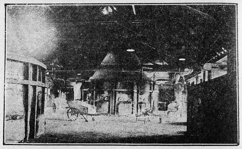 Les fours de la verrerie.- Photographie ancienne, tirée de : L'Illustration économique et financière, 1927, n°2, p. 78.