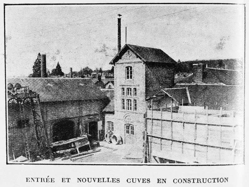 Entrée et nouvelles cuves en construction.