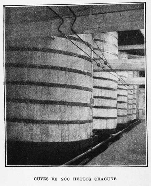Cuves de 200 hectos chacune.- Photographie ancienne, tirée de : L'Illustration économique et financière, 1927, n°2, p.82.