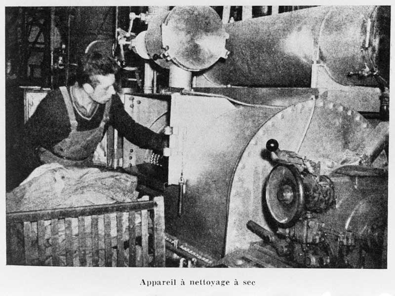 Appareil à nettoyage à sec.- Photographie, tirée de : IVe region économique, Basse-Normandie, Chambre de commerce, 1954-1955.