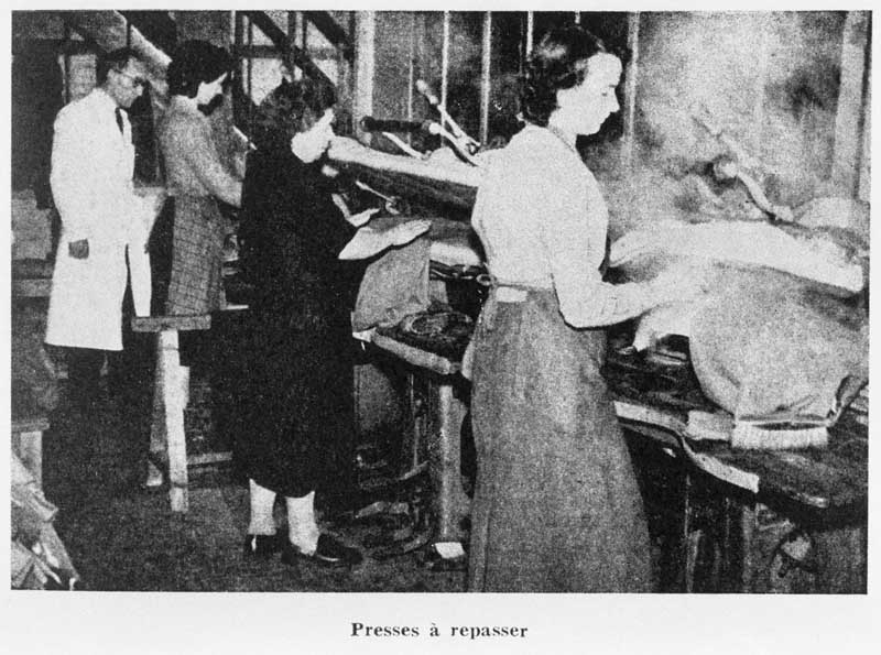 Presses à repasser.- Photographie, tirée de : IVe region économique, Basse-Normandie, Chambre de commerce, 1954-1955.
