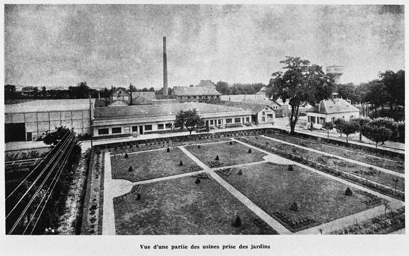 Vue d'une partie des usines prise des jardins.- Photographie ancienne, 1953.