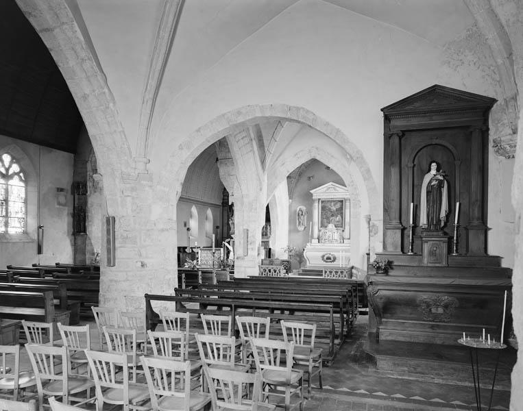 Collatéral et chapelles, vue d'ensemble vers l'est.