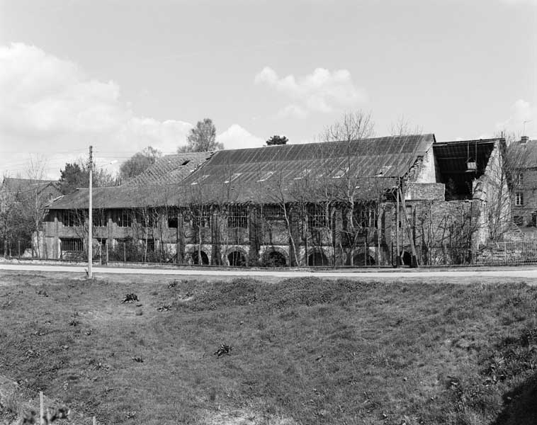 Atelier de fabrication, vue prise de L'ouest.