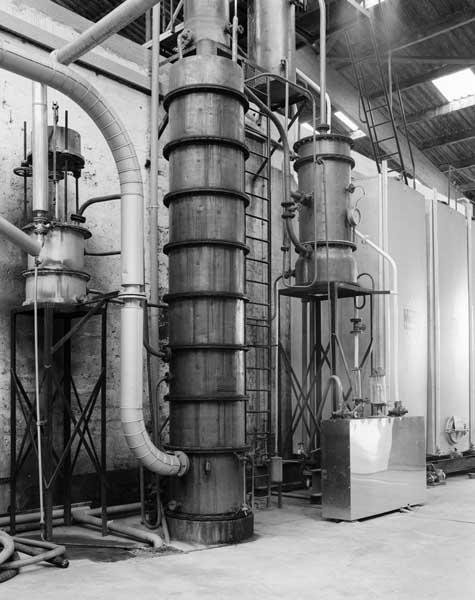 Bâtiment de la distillerie, alambic à colonne.