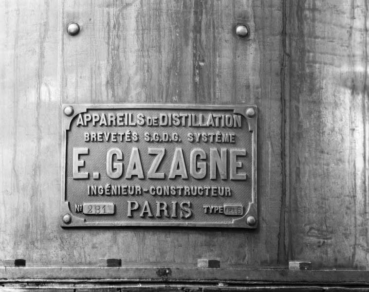 Bâtiment de la distillerie, alambic à colonne, détail : plaque du fabricant.