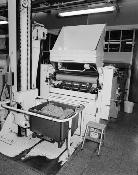 Début de la chaîne de fabrication des biscuits.