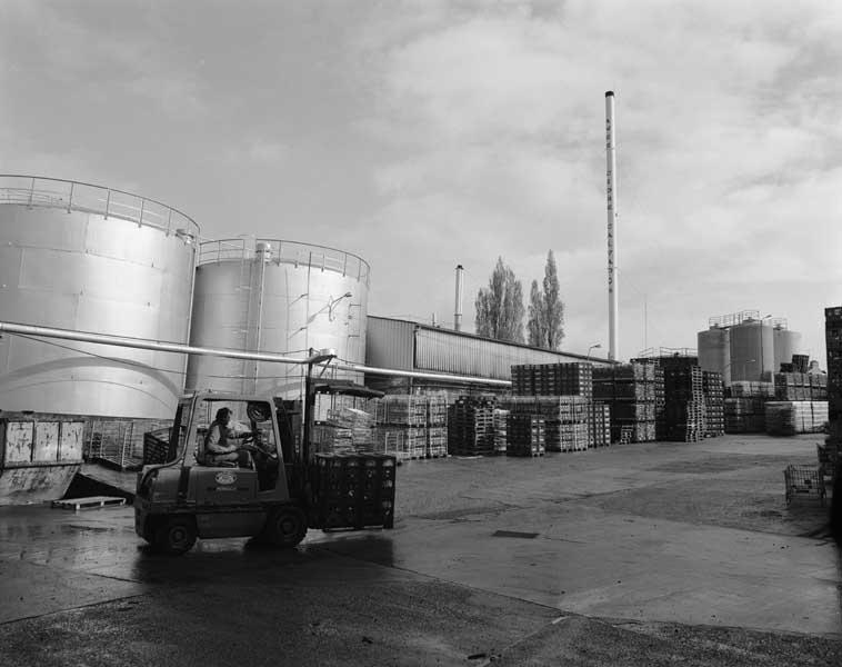 Cuves et aire de stockage.