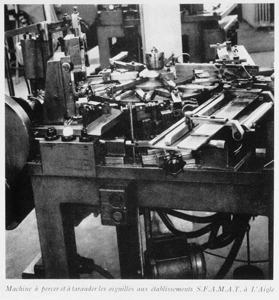Machine à percer et à tarauder les aiguilles aux établissements SFAMAT à L'Aigle".- Photographie, tirée de : Revue géographique et industrielle de France, 1966, N°39, p. 98.