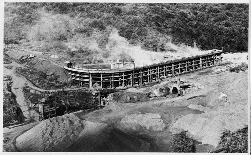 Compagnie les Forges de Châtillon, Commentry Biache. Fours de calcination à la mine de fer d'Halouze.- Photographie ancienne, tirée de : L'album économique de l'Orne, 1973, p. 41.