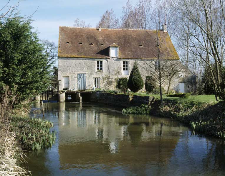 Saint-Loyer-des-Champs. Moulin de Tercey. Moulin à farine. ; Vue d'ensemble prise du sud.