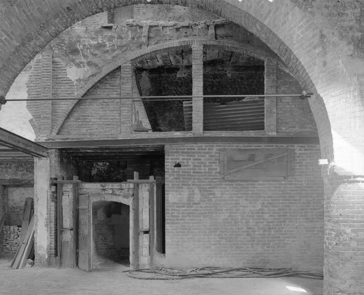 Atelier de fabrication, vue intérieure, détail : four.