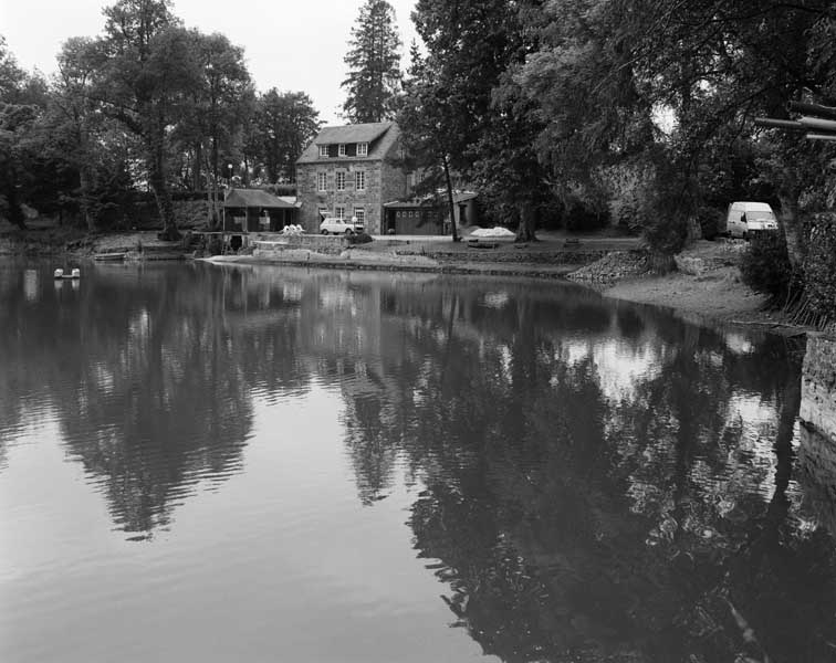 Bassin de retenue et atelier de fabrication, vue prise du sud.
