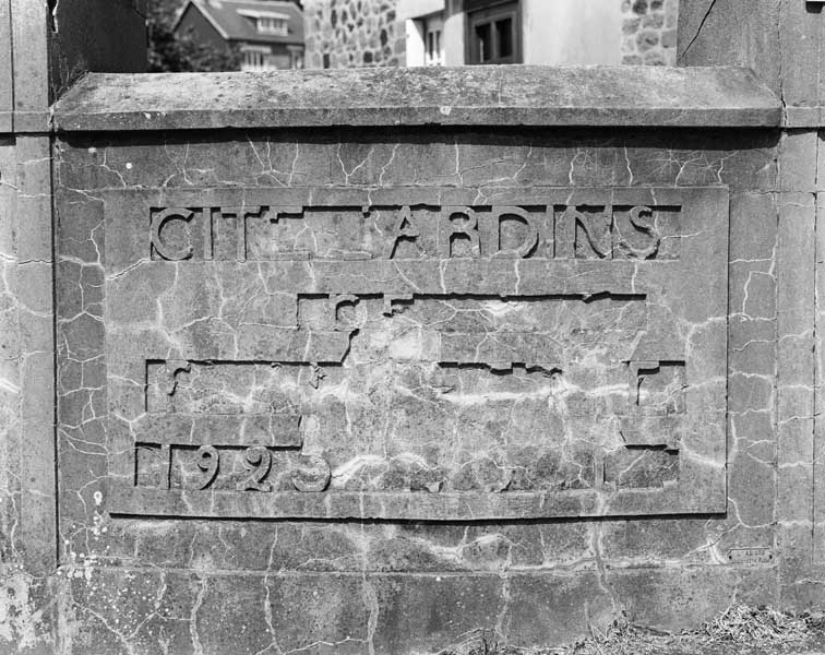 Cité ouvrière Jardins, rue Célestin Mautaint, plaque d'entrée de la cité.