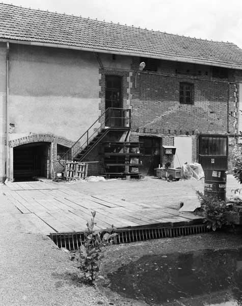 Canal et bâtiment d'eau, vue prise du sud.