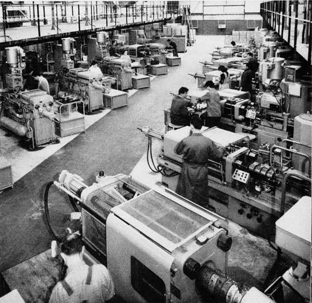 Un groupe de presses à injection à l'atelier "plastique" de Moulinex.- Photographie, vers 1966.