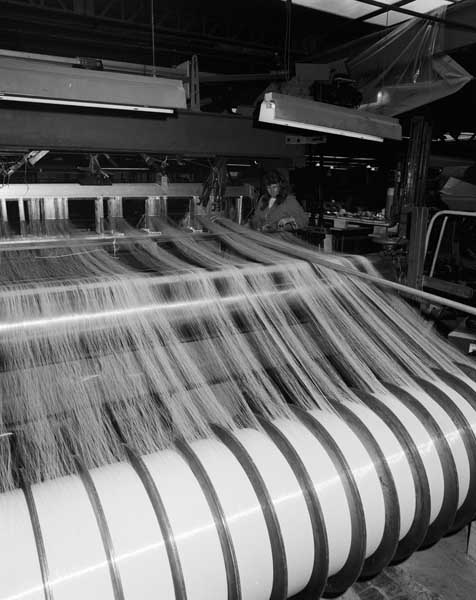 Rai, usine de matériel d'équipement industriel dite usine de Rai-Tillières : tissage de fils de plastique. ; Tissage de fils de plastique.
