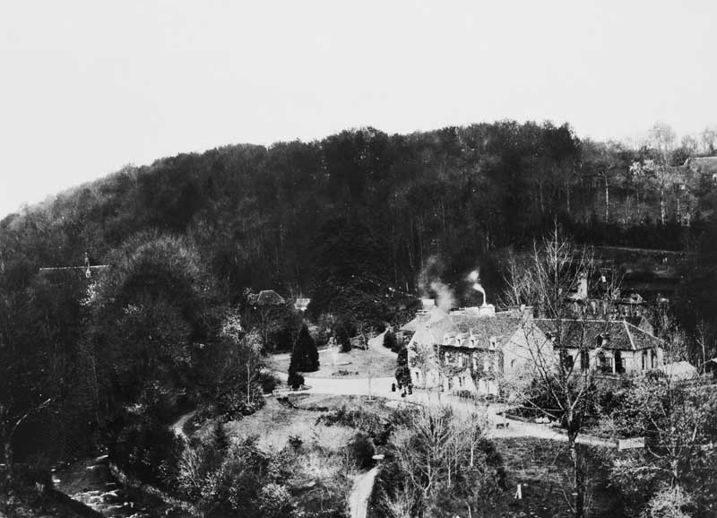 Vue de situation prise du sud-est. Au 1er plan, logement patronal et entrepôt industriel de l'affinerie.- Photographie ancienne, s.d. (Collection particulière Cabrol).